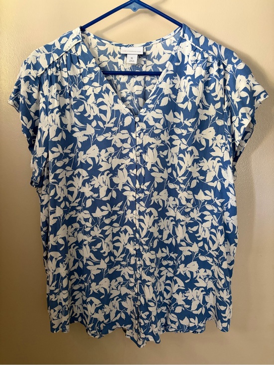 Liz Claiborne Tops - Liz Claiborne Blue and White Floral Button-Front Blouse